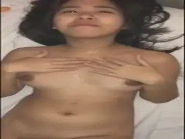 Gadis Cantik Pasrah Goyang Kasur Crot Imut