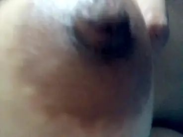 Gadis Imut Menikmati Sentuhan Lembut Pasangan